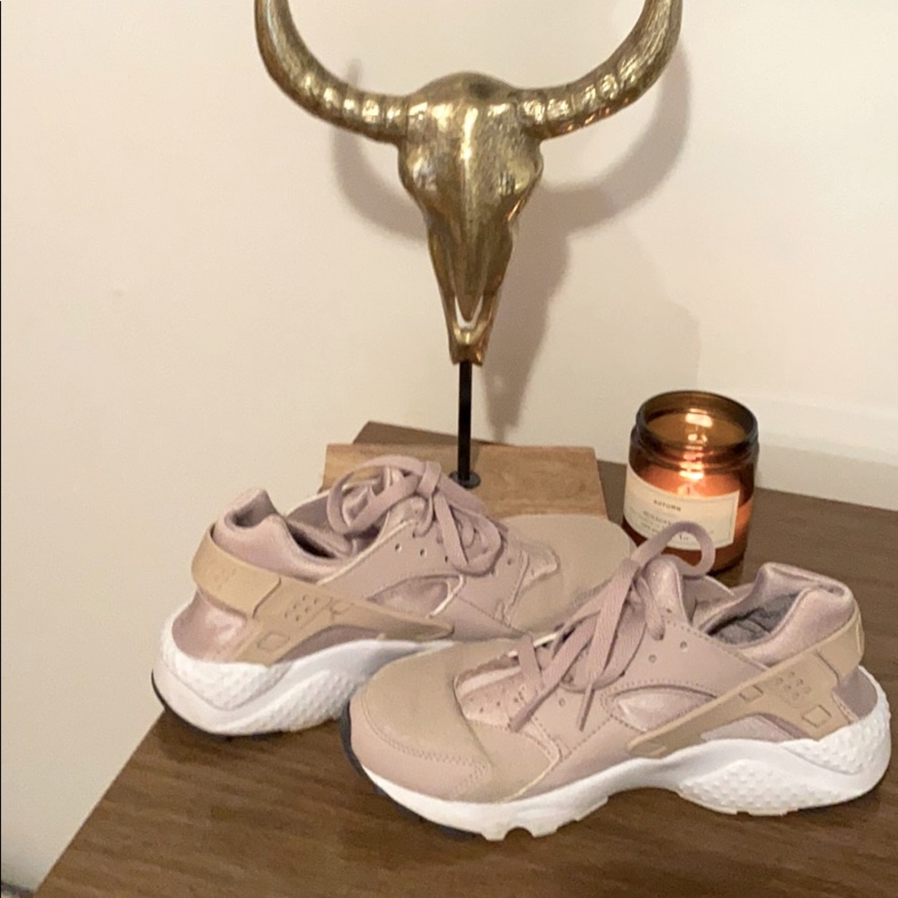 Women’s NIKE Huarache ✨ in excellent condition!